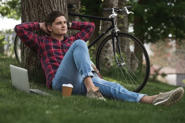 Homem relaxante no parque — Fotografia de Stock