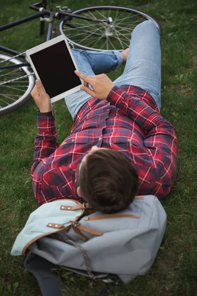Homme relaxant avec tablette numérique — Photo de stock