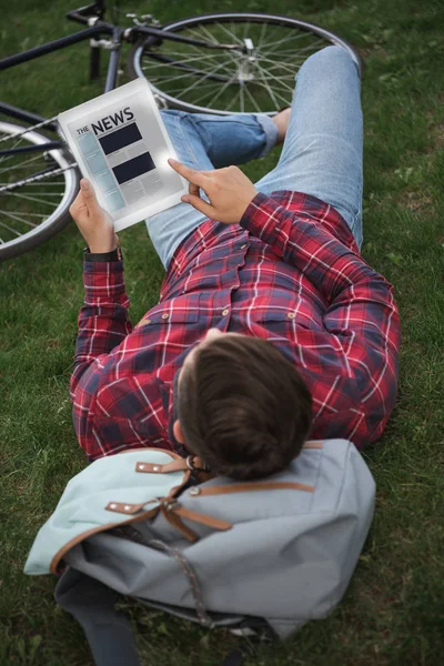 Человек читает новости на цифровом планшете — стоковое фото