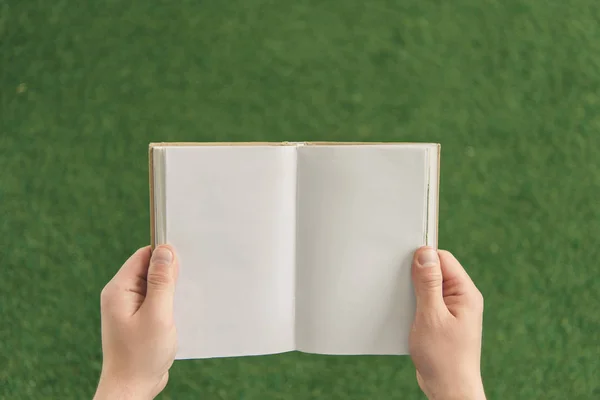 Libro abierto - foto de stock