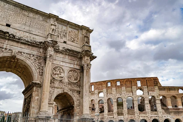 Arco de titus cerca del antiguo coliseo en roma - foto de stock