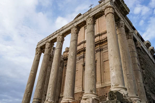 Vista de ángulo bajo de columnas antiguas en roma - foto de stock