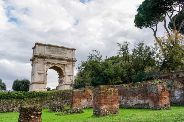 Árvores verdes perto de arco antigo de titus em roma — Fotografia de Stock