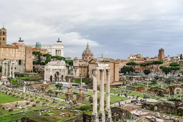 Historisches römisches Forum gegen wolkenverhangenen Himmel in Italien — Stockfoto