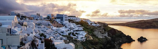 Imagen horizontal de casas blancas en la isla griega cerca del mar por la noche - foto de stock