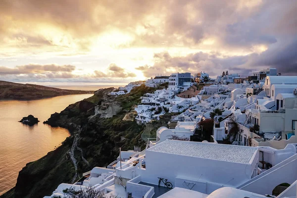 Weiße Häuser auf griechischer Insel in der Nähe des Meeres am Abend — Stockfoto