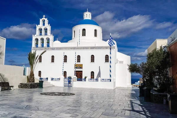 SANTORINI, GRECIA - 10 APRILE 2020: Chiesa ortodossa Panagìa Platsani con campane — Foto stock