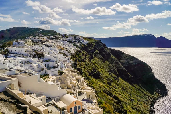 Case bianche vicino al mare egeo contro il cielo con nuvole in Grecia — Foto stock