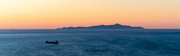 Plano panorámico del atardecer y del mar Egeo en Grecia - foto de stock