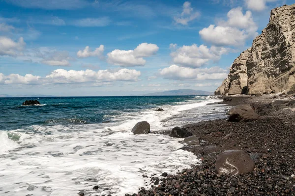 Mer bleue égéenne près des rochers contre le ciel avec des nuages — Photo de stock