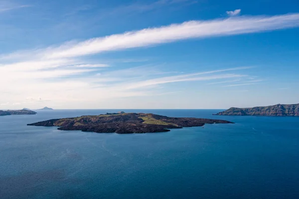 Azul mar Egeo cerca de las islas griegas contra el cielo con nubes - foto de stock