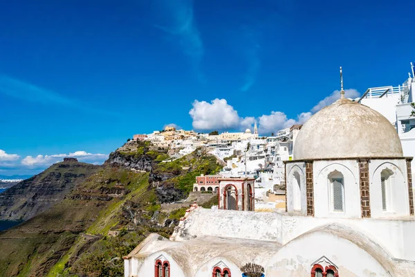 Сонячне світло на церкві біля білих будинків на грецькому острові — стокове фото