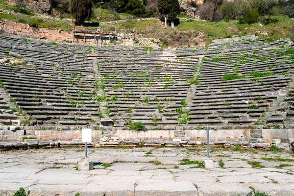 Luz del sol en el anfiteatro antiguo e histórico en Grecia - foto de stock