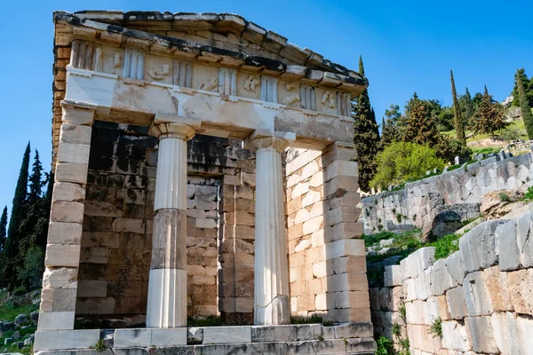 Sol en columnas antiguas en Grecia - foto de stock