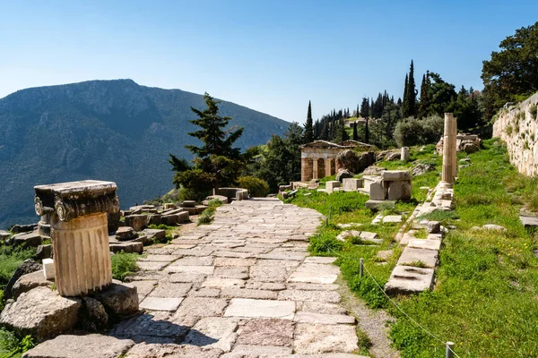 Soleil sur la passerelle près des arbres verts et des ruines en Grèce — Photo de stock