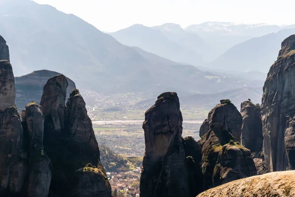 Formaciones rocosas escénicas en montañas contra el cielo - foto de stock
