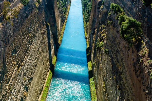 Blue water flowing near rocky hills with mold — Stock Photo