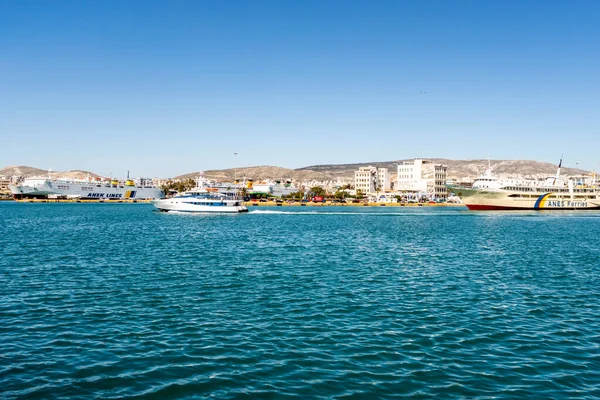 PIRAEUS, GRECIA - 10 DE ABRIL DE 2020: grandes transbordadores con líneas anek en el mar Egeo - foto de stock