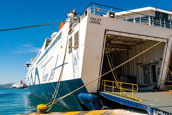 PIRAEUS, GRECIA - 10 DE ABRIL DE 2020: puerta trasera abierta en ferry grande con letras de tera jet limassol - foto de stock