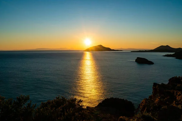 Coucher de soleil près de la mer Égée pittoresque en Grèce — Photo de stock