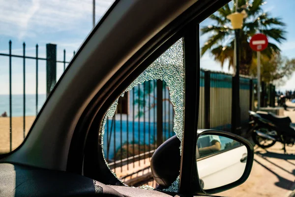 Foyer sélectif de soleil sur la voiture blanche avec fenêtre cassée — Photo de stock