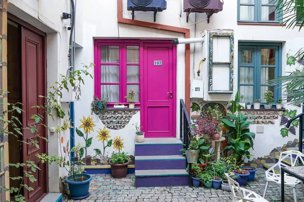 Disegno su casa bianca con porta rosa e finestra — Foto stock