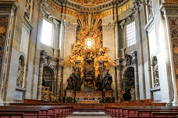 VATICAN CITY, ITALY - 10 апреля 2020 года: интерьер базилики Св. Петра — стоковое фото