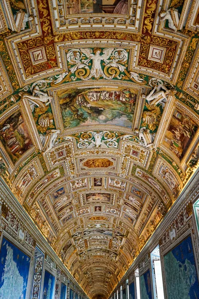 Paintings on walls and ceiling in gallery of maps at vatican museum — Stock Photo