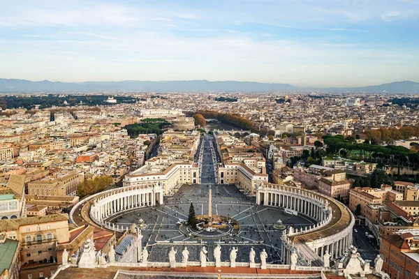 Piazza San Pietro contra o céu azul na Cidade do Vaticano — Fotografia de Stock