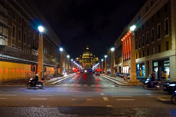 CIUDAD DEL VATICANO, ITALIA - 10 DE ABRIL DE 2020: desenfoque de movimiento de la antigua basílica de San Pedro por la noche - foto de stock