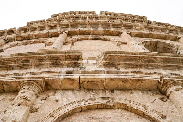 Vista ad angolo basso dell'antico Colosseo contro il cielo a Roma — Foto stock