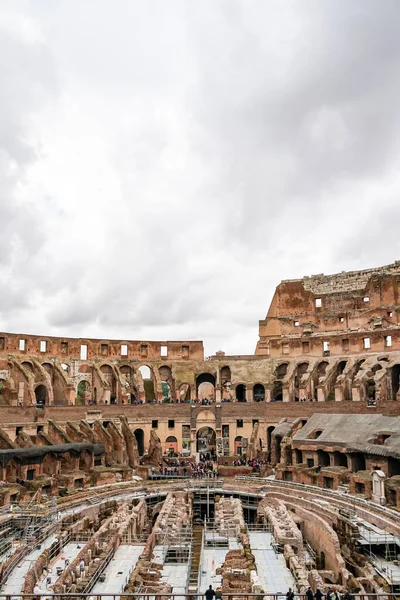 ROME, ITALIE - 10 AVRIL 2020 : Colisée historique contre le ciel avec des nuages en rome — Photo de stock