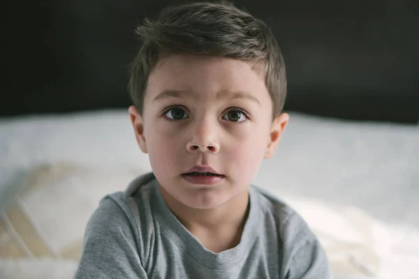 Entzückender Kleinkind Junge schaut zu Hause in die Kamera — Stockfoto