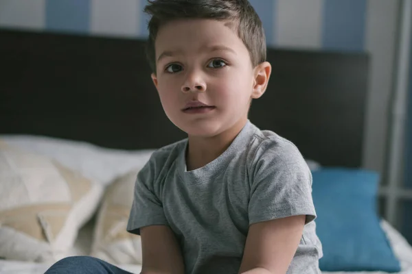 Niedliche Kleinkind Junge Blick auf Kamera im Schlafzimmer — Stockfoto