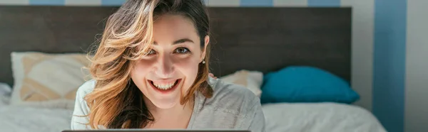 Recorte panorámico de mujer alegre sonriendo mientras mira a la cámara - foto de stock