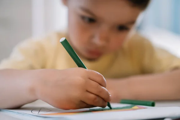 Selektive Fokussierung der niedlichen, aufmerksamen Kinderzeichnung mit fel-tip pen — Stockfoto