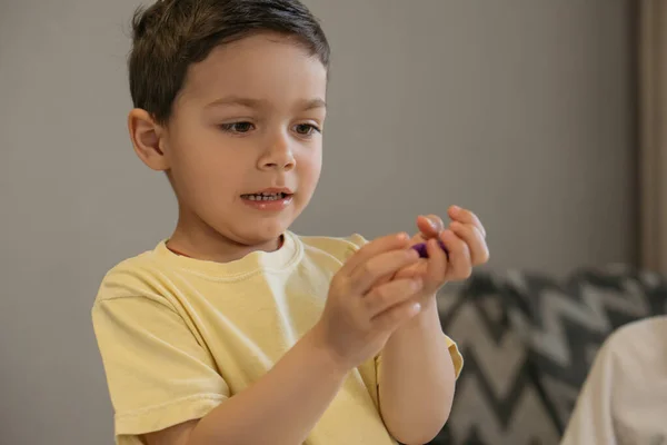 Adorable garçon sculptant figure avec de la plasticine — Photo de stock