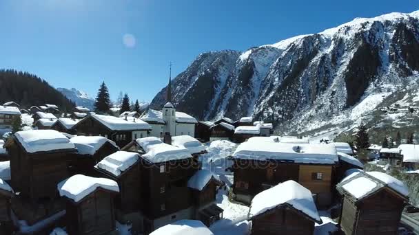 雪の降る冬の村を空中 — ストック動画