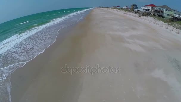 Vista aérea de casas de playa y costa vacía — Vídeo de stock