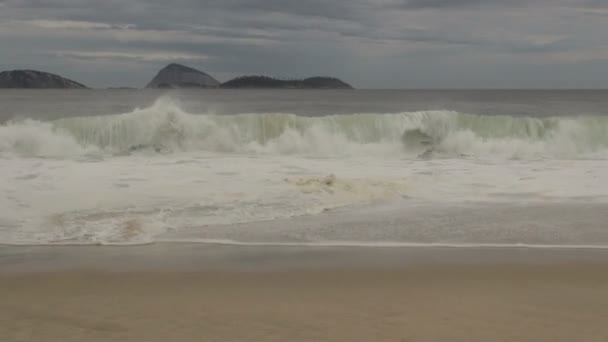 Stranden vågor och öar — Stockvideo