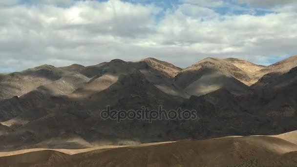 Montañas estériles nubes timelapse — Vídeo de stock