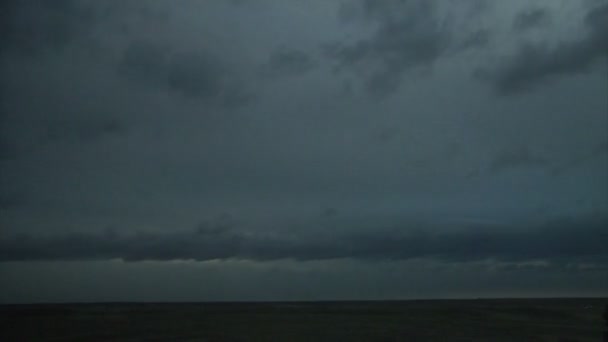 厚厚的云层在天空中移动作为太阳升起 — 图库视频影像