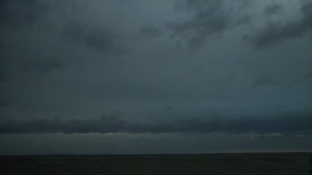 Manta de nubes moviéndose a través del cielo a medida que sale el sol — Vídeos de Stock