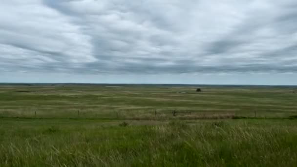 Nuages de couverture sur le champ de campagne — Video