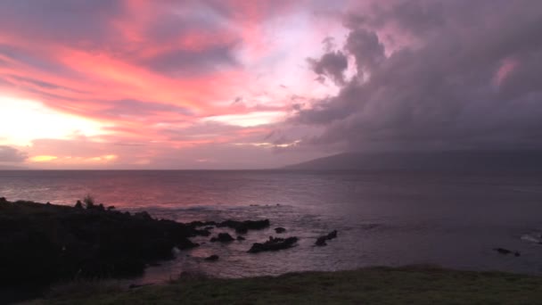 Bright pink sunset over peninsula panning — Stock Video