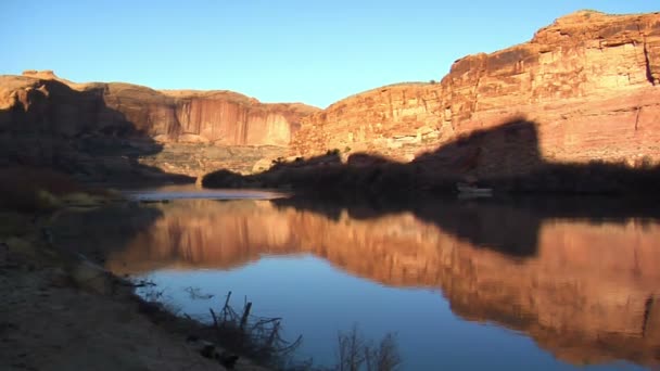 Campsite and colorado river red rock cliffs at sunset — Stock Video