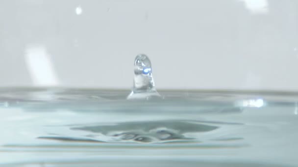 液体の低下のクローズ アップ — ストック動画