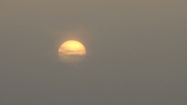 Closeup Κίτρινος ήλιος κατά τη δύση του ηλίου — Αρχείο Βίντεο