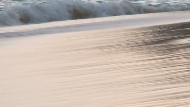 Perto de ondas na costa das bermudas — Vídeo de Stock