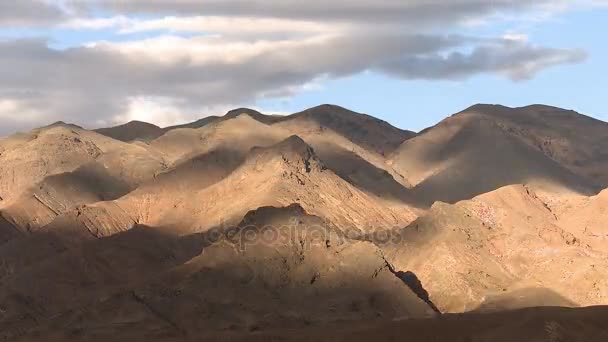 Прошли тени облаков над пустынными горами — стоковое видео